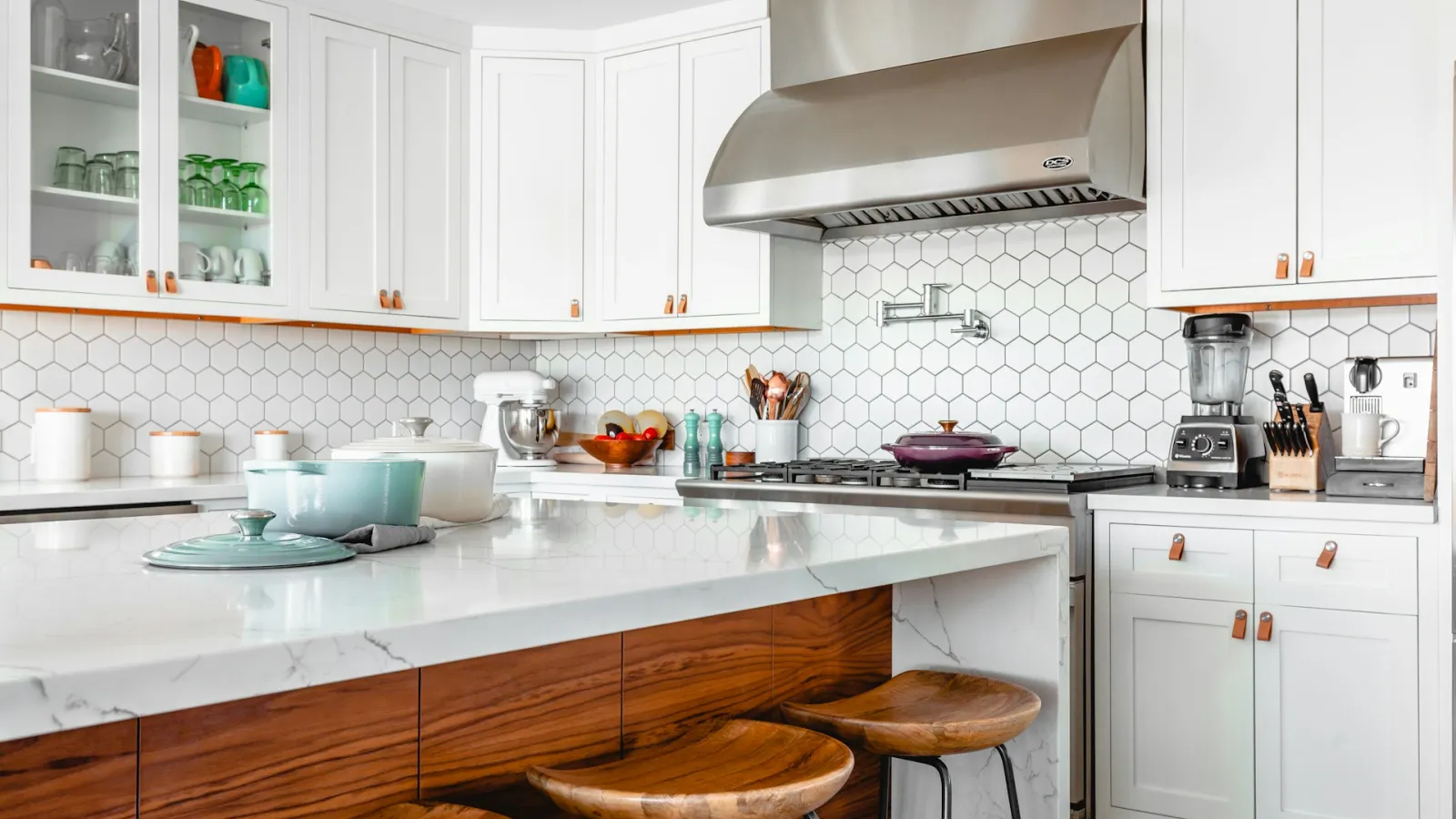 Cocina con mobiliario y superficie de trabajo continua