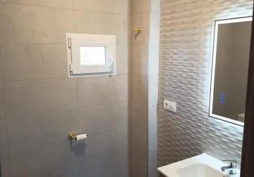 Baño reformado con mueble y revestimientos claros