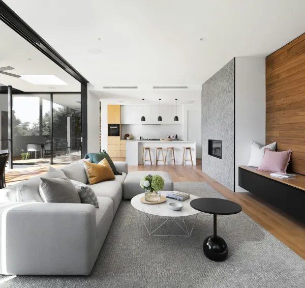 Espacio de día abierto con luz natural