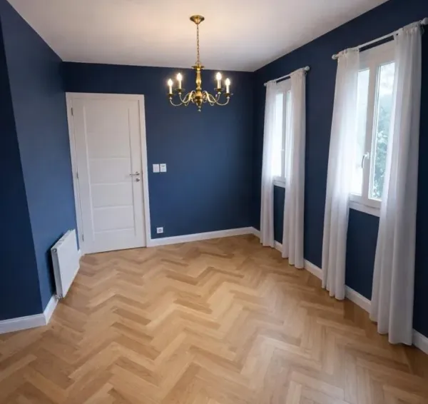 Salón renovado con suelo de madera y paredes azules