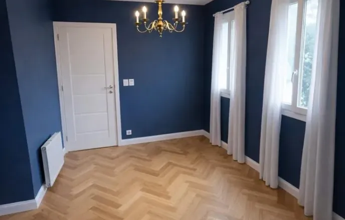 Salón renovado con suelo de madera y paredes azules