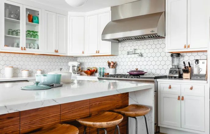 Cocina con mobiliario y superficie de trabajo continua